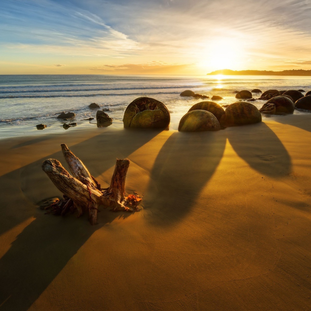 Каменные глыбы на золотом пляже