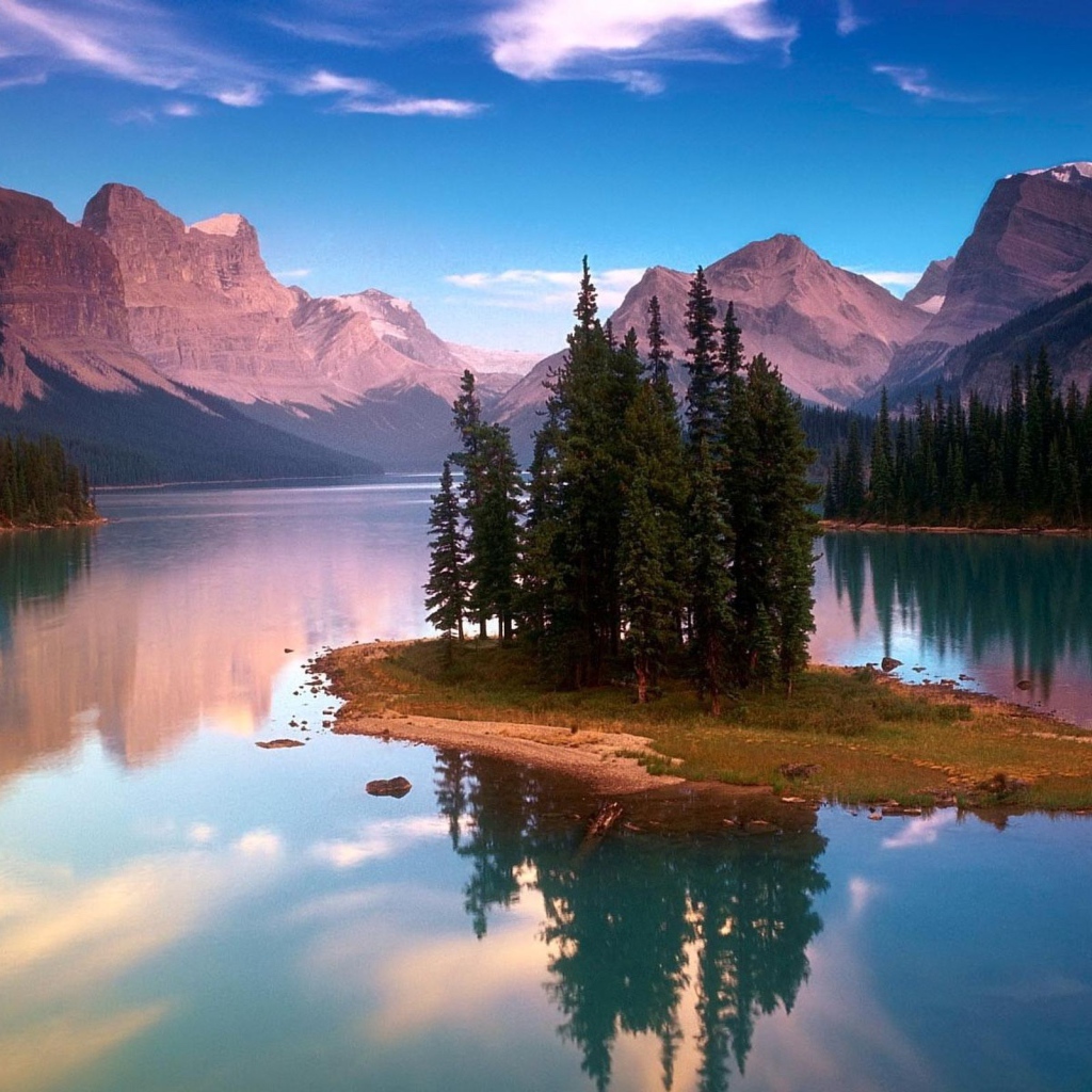 Озеро в долине у подножия гор