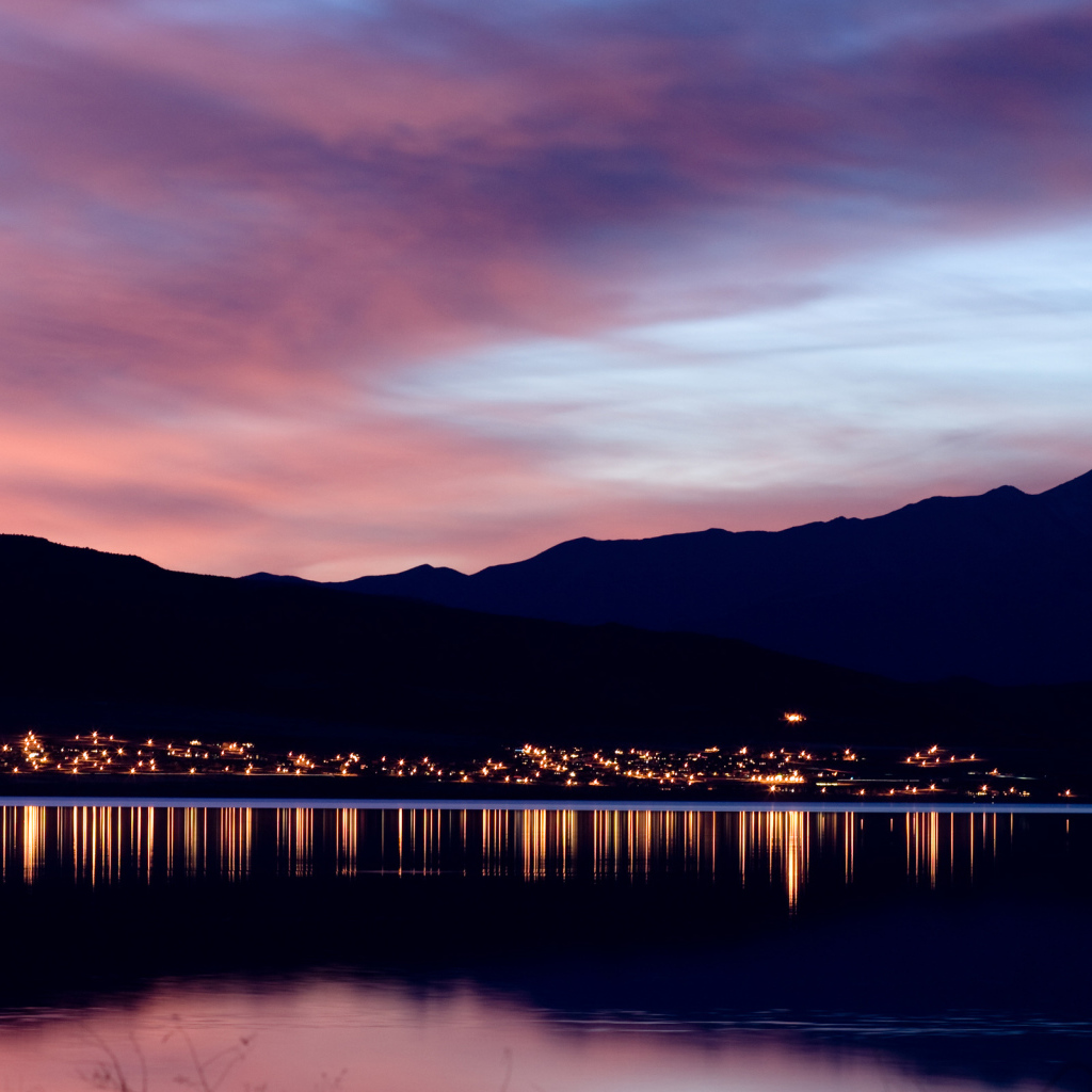 Город у подножия гор