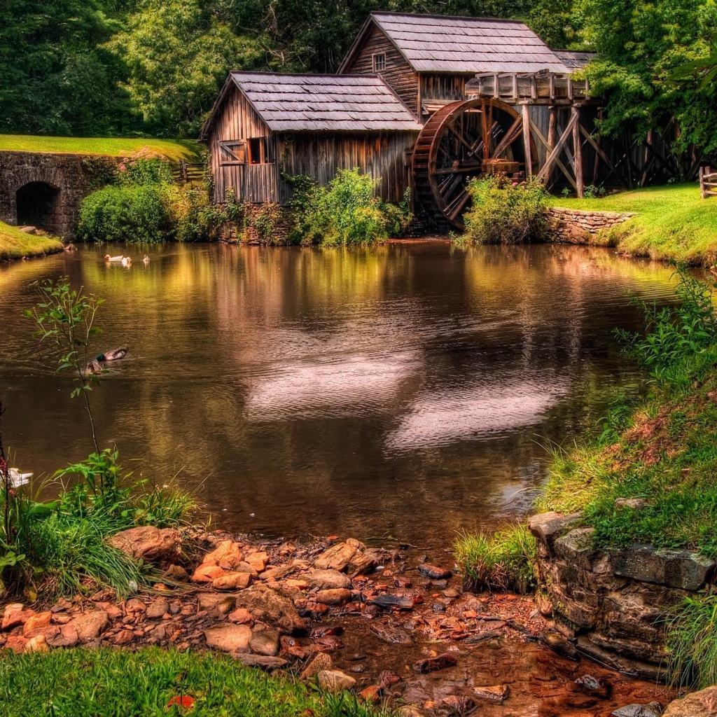 Мельница у реки