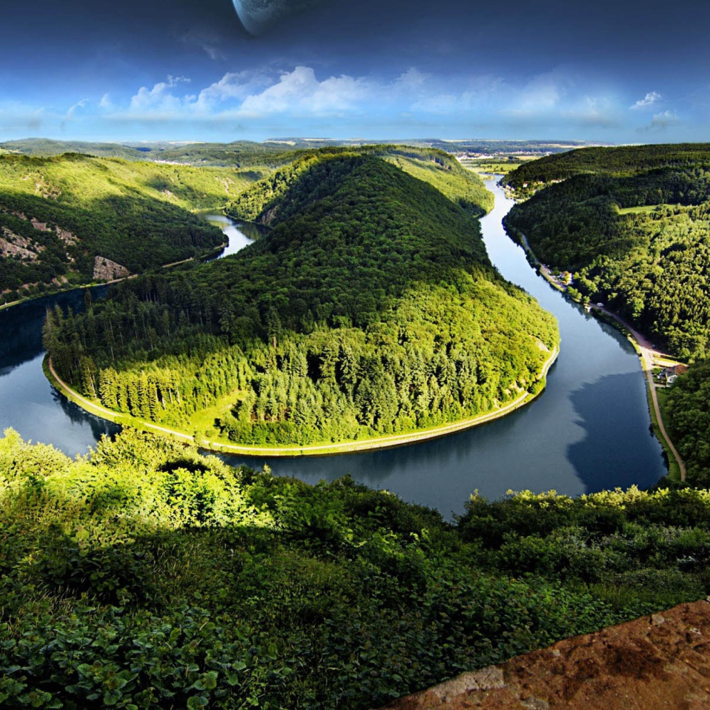 Река вокруг горы