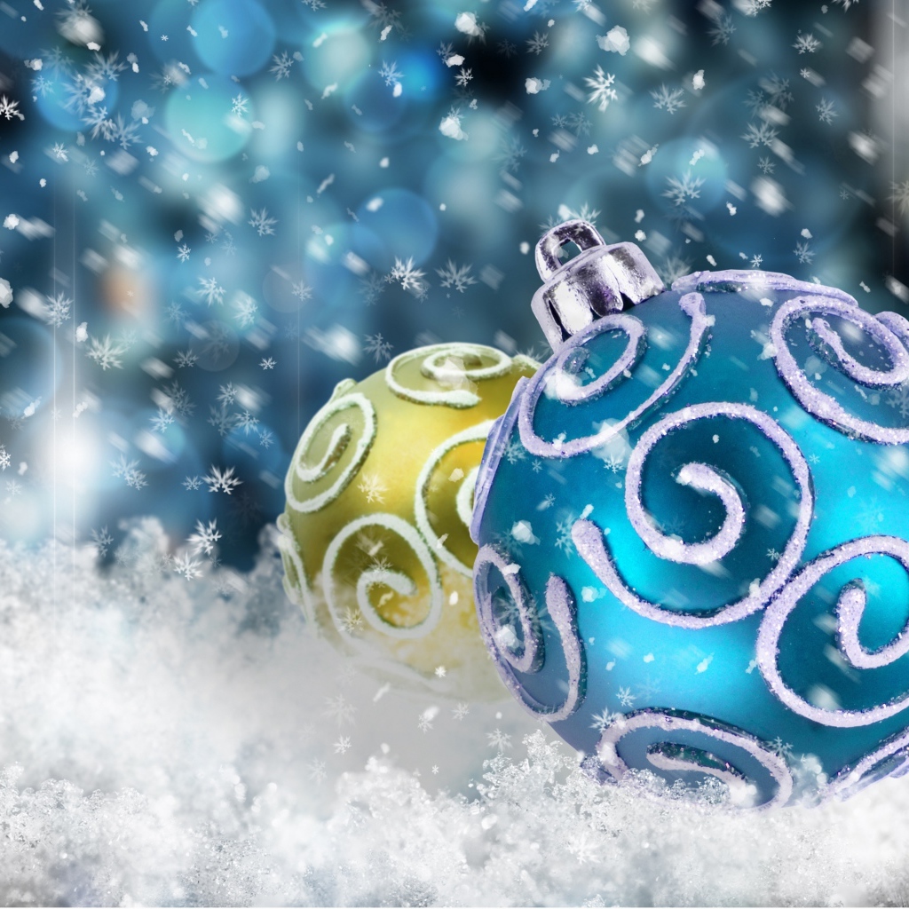 Елочные шары в снегу