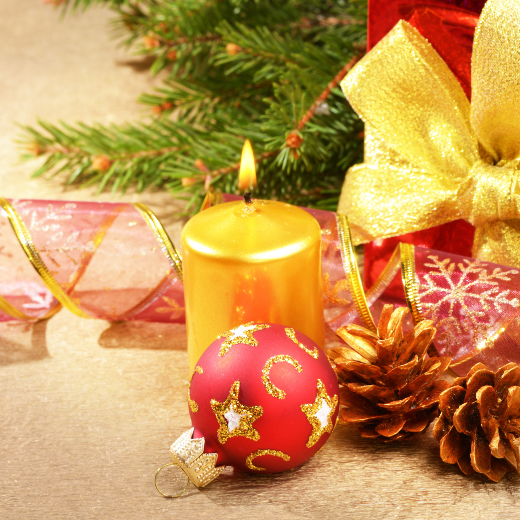 Новогодняя свеча у елки