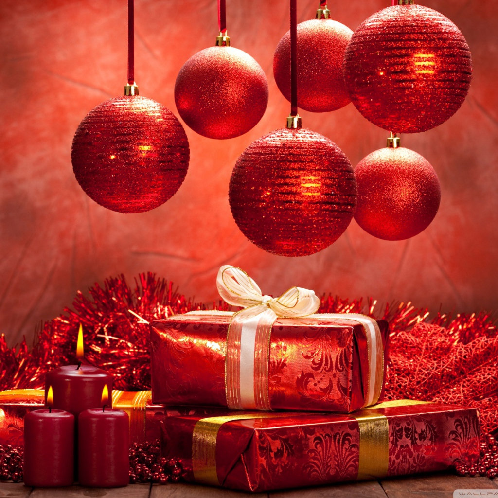 Подарки и красные шары