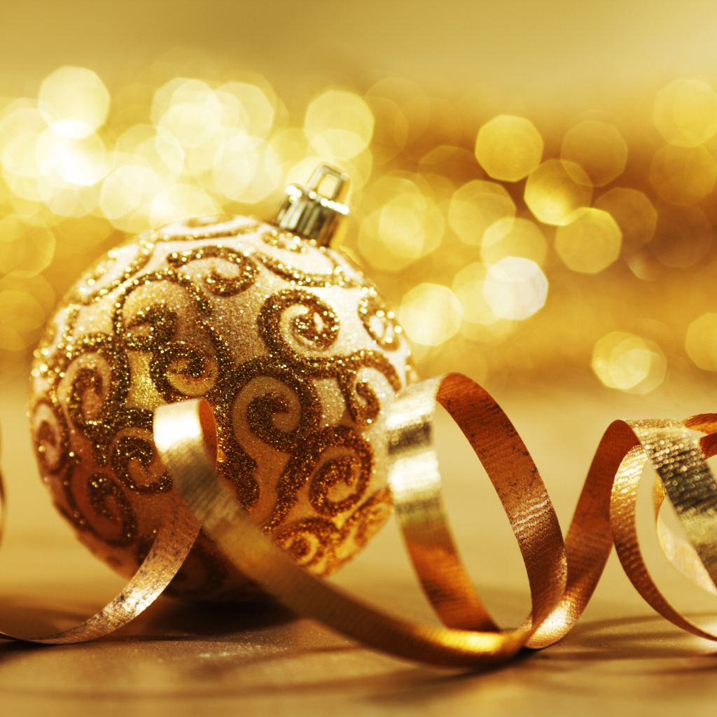Золотой новогодний шарик