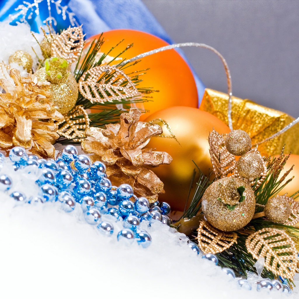 Золотые шары и шишки