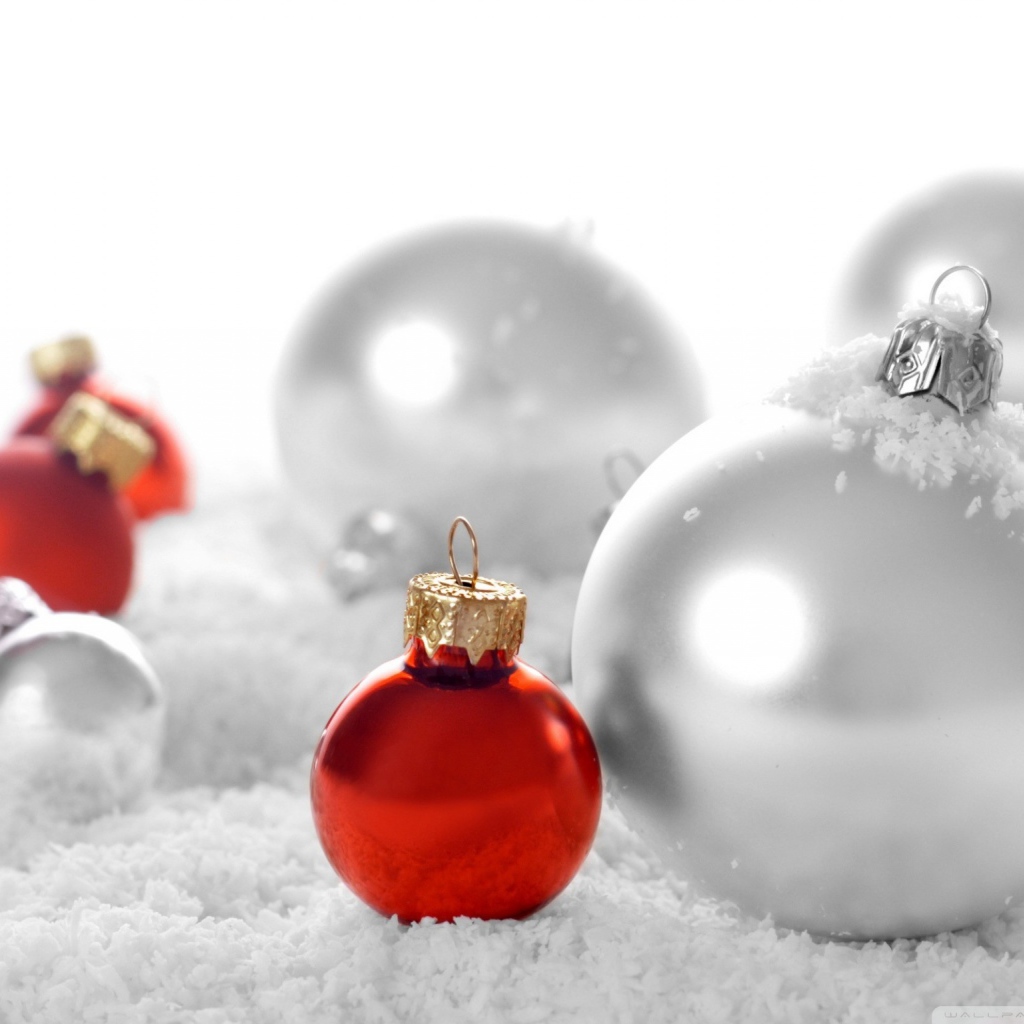 Новогодние игрушки в снегу