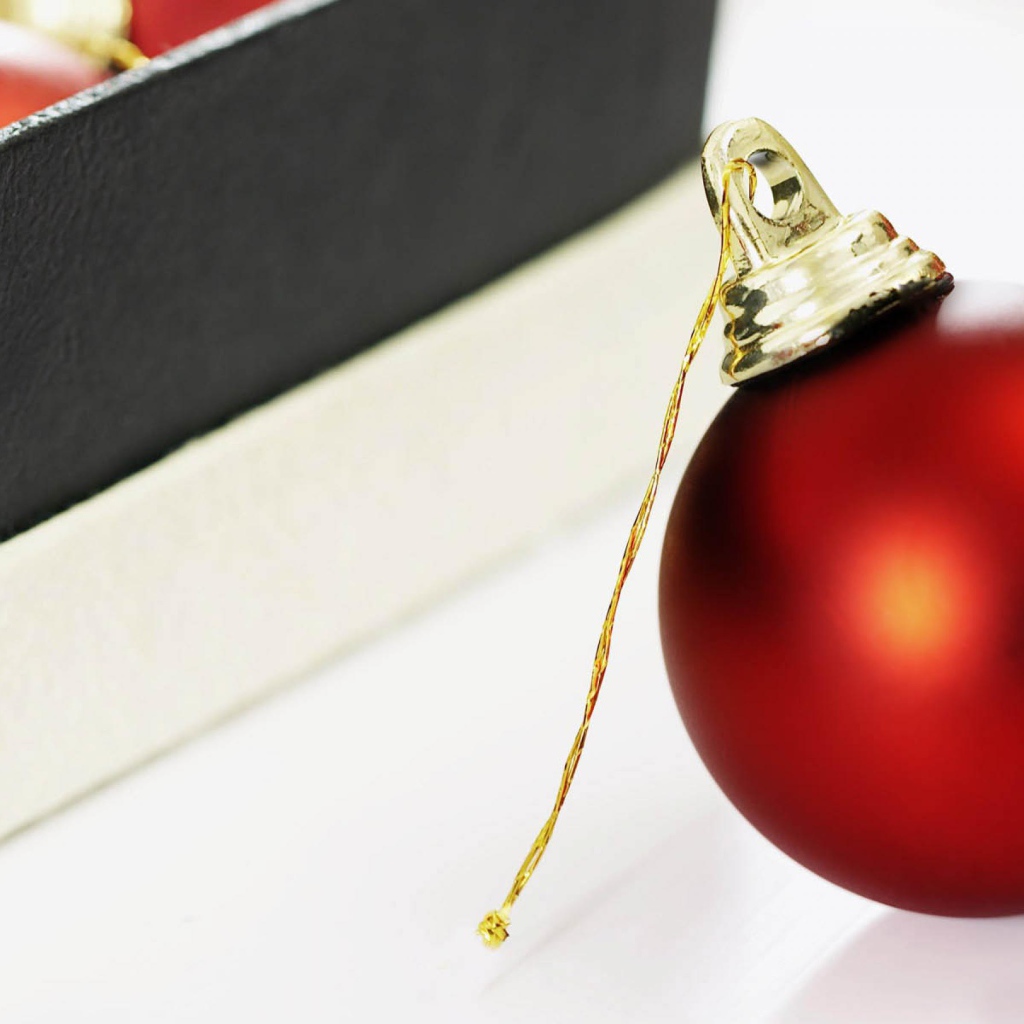 Красный шар для елки