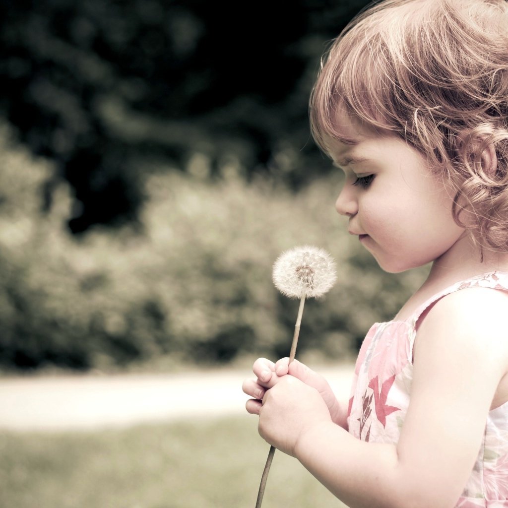 Ребенок и одуванчик