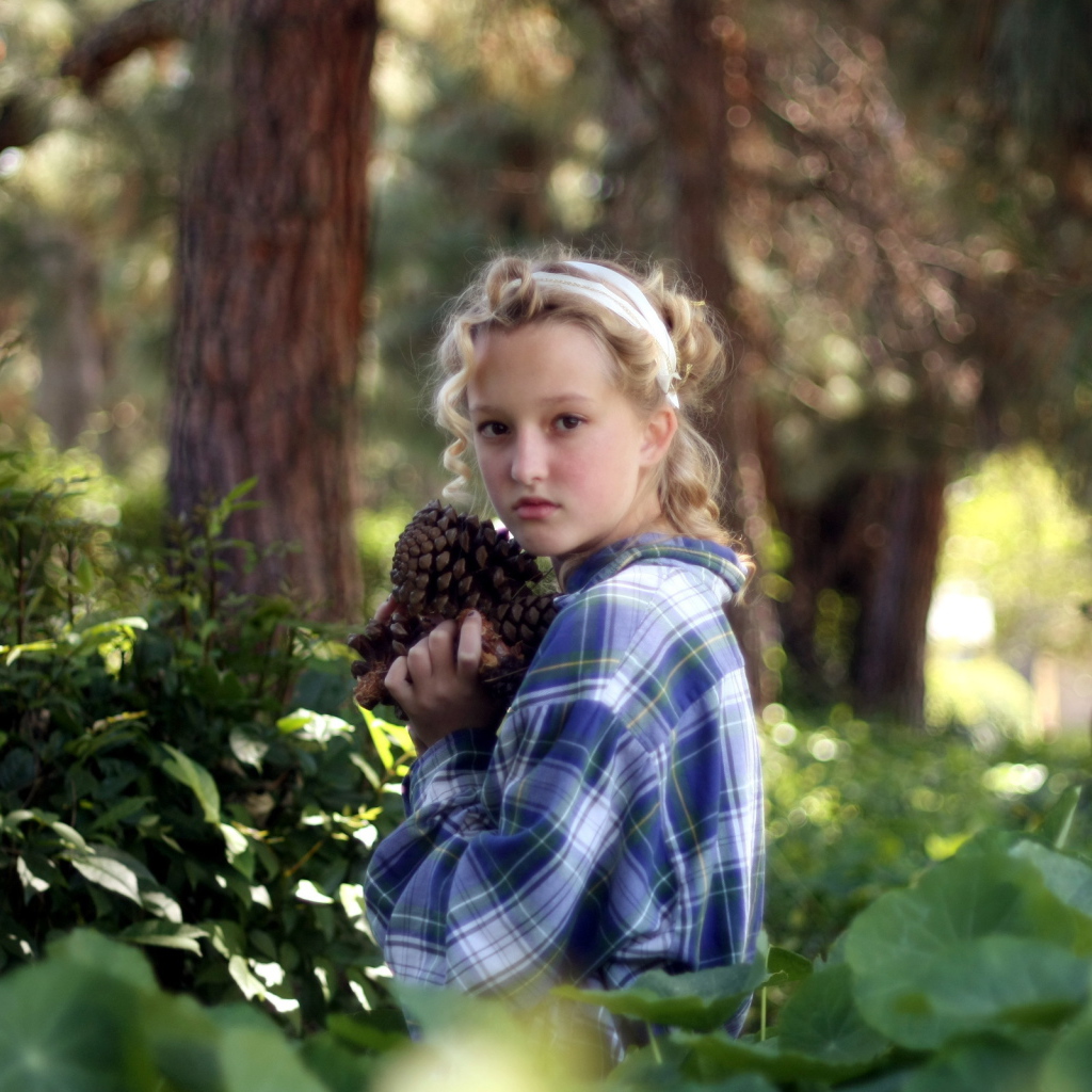 Девочка среди деревьев