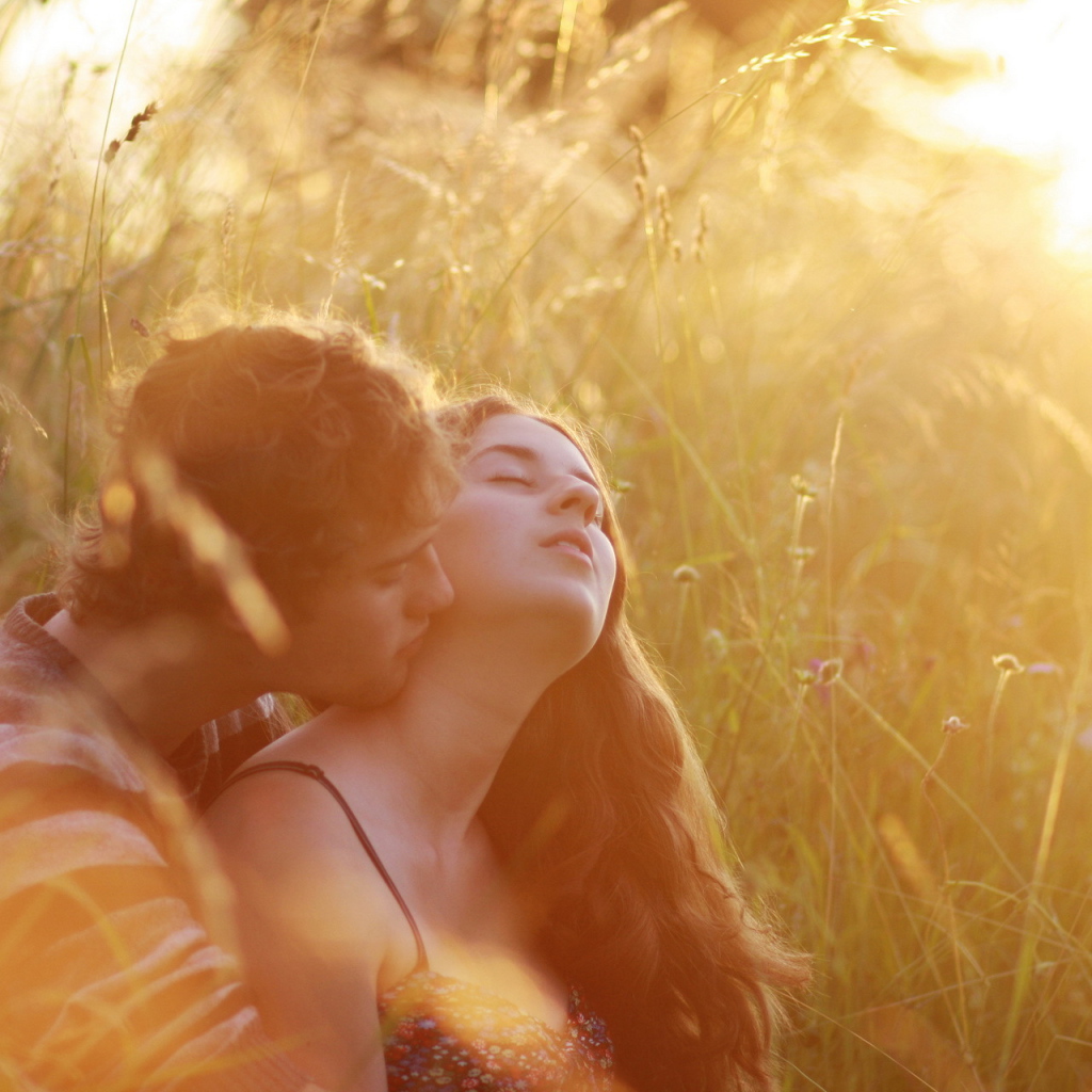 Влюбленная парочка в траве