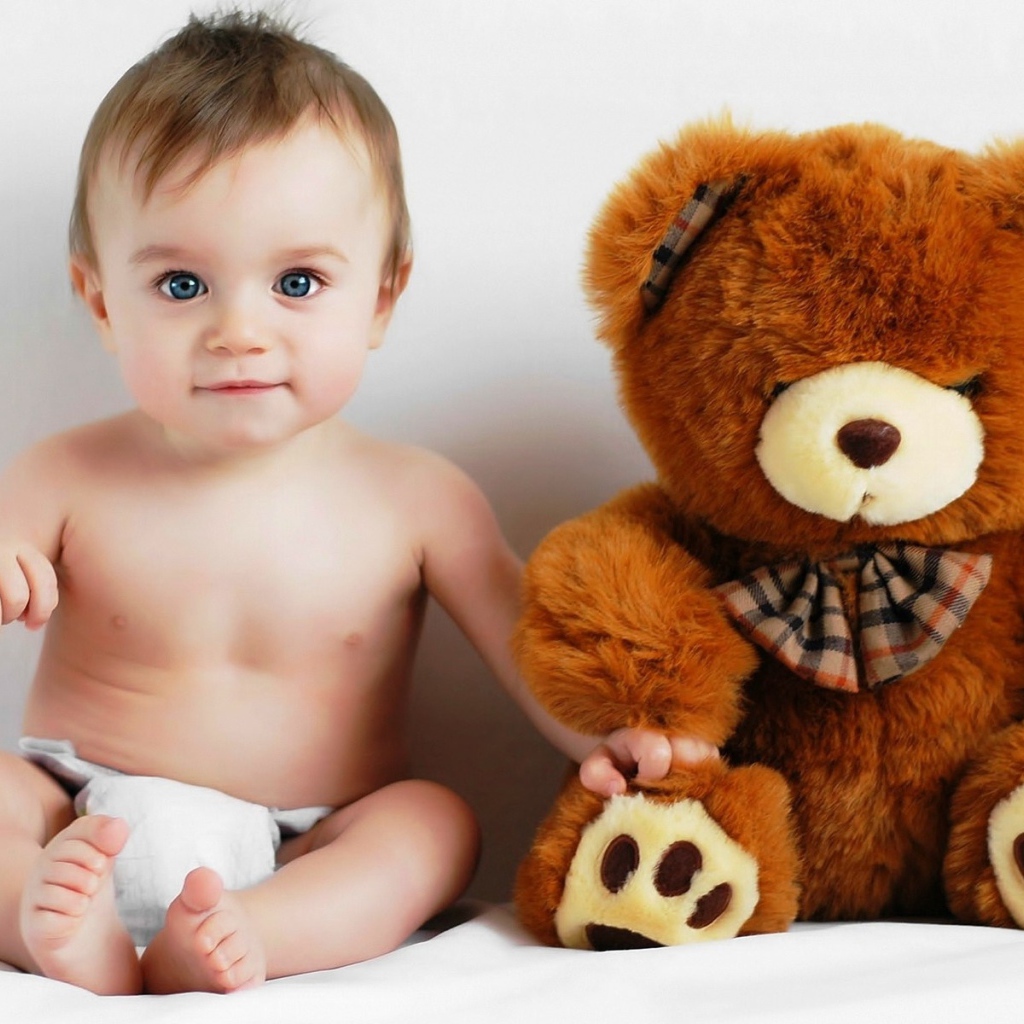 Малыш и игрушка