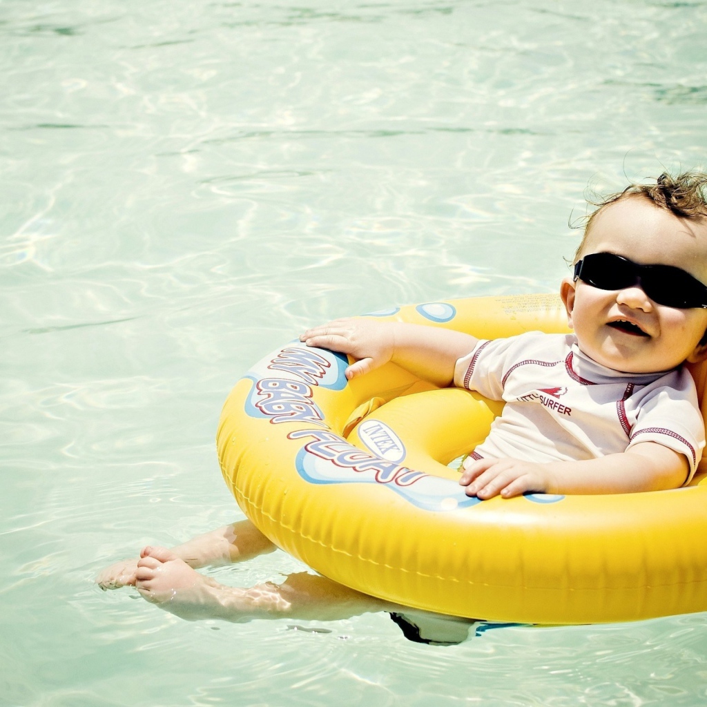 Малыш и надувной круг