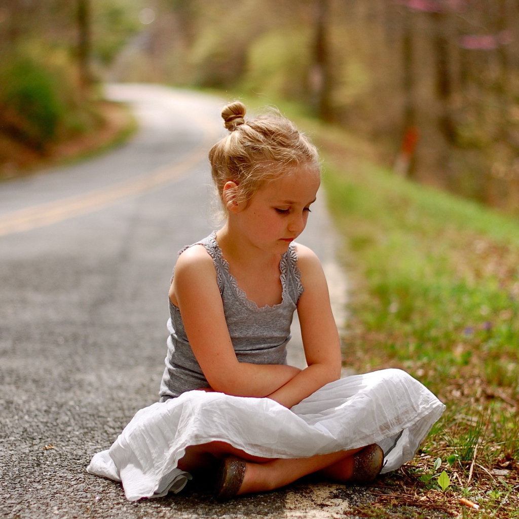Девочка на дороге