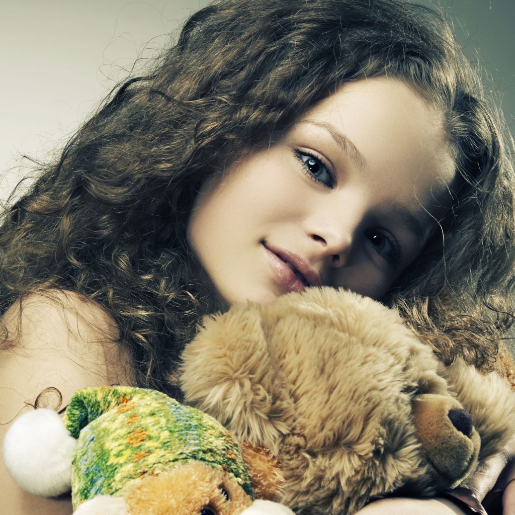 Девочка с игрушками