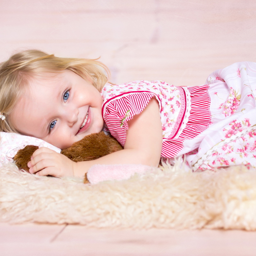 Девочка на полу