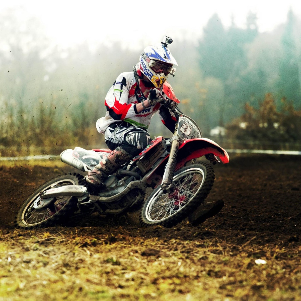 Мотоциклист в грязи