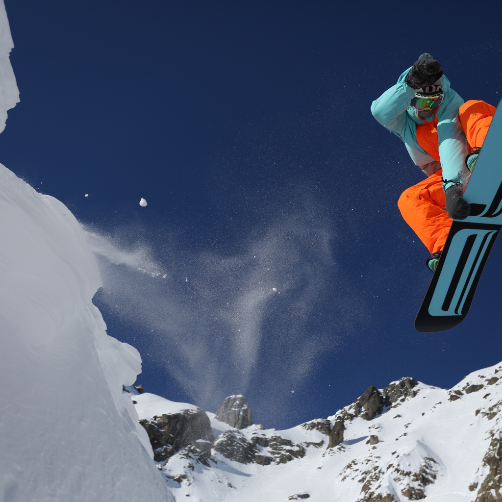 Сноубордист в горах