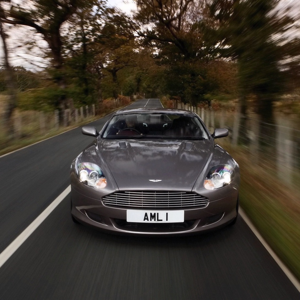 Автомобиль в движении по дороге