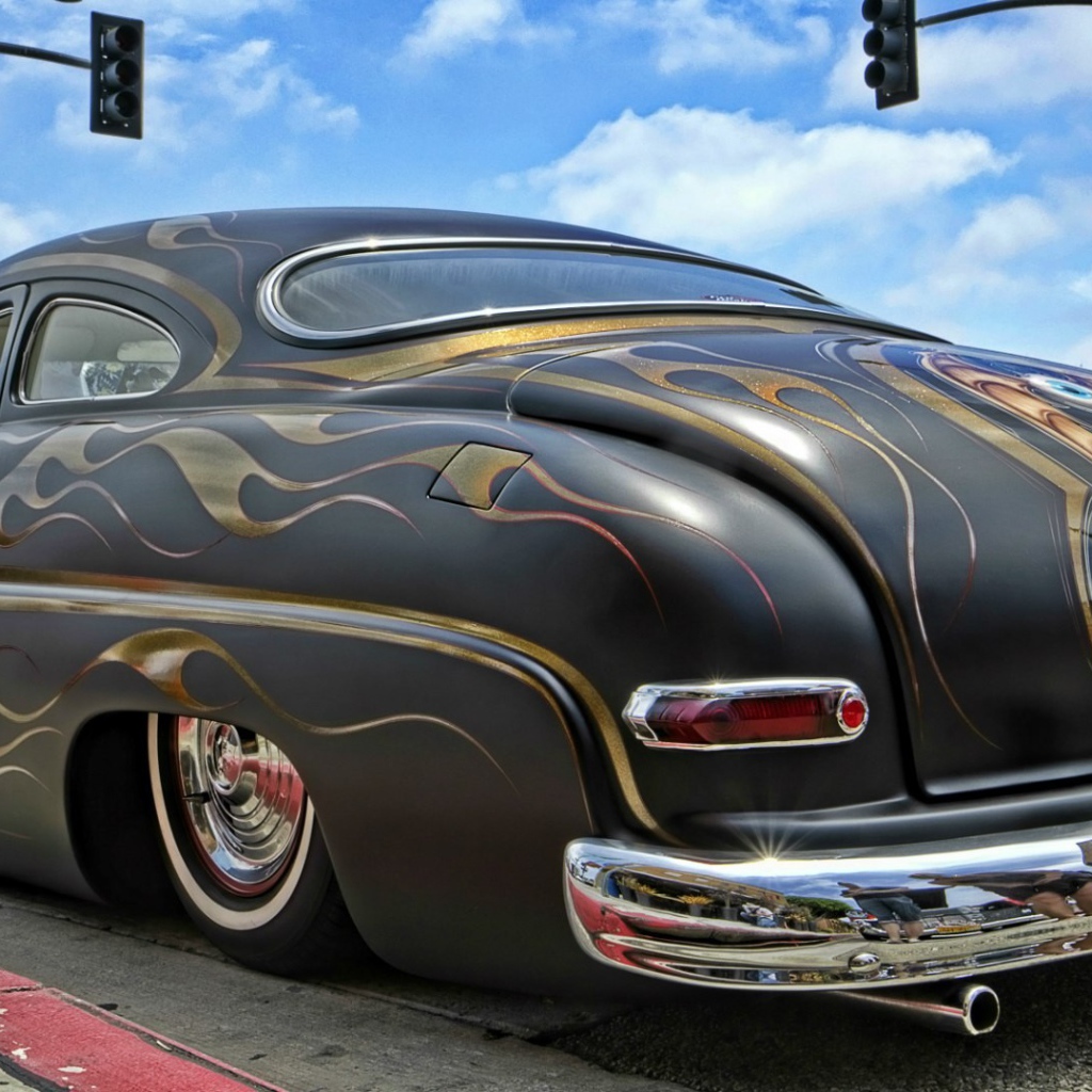 Разрисованный автомобиль на стоянке