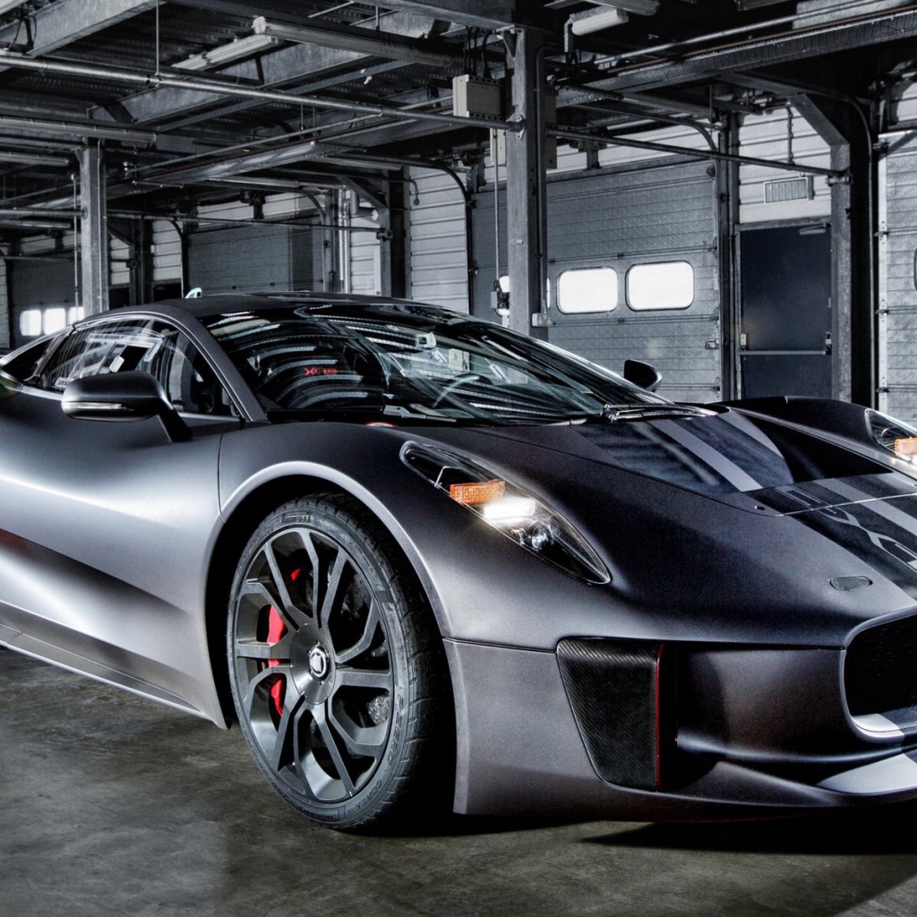 Спортивный автомобиль на стоянке