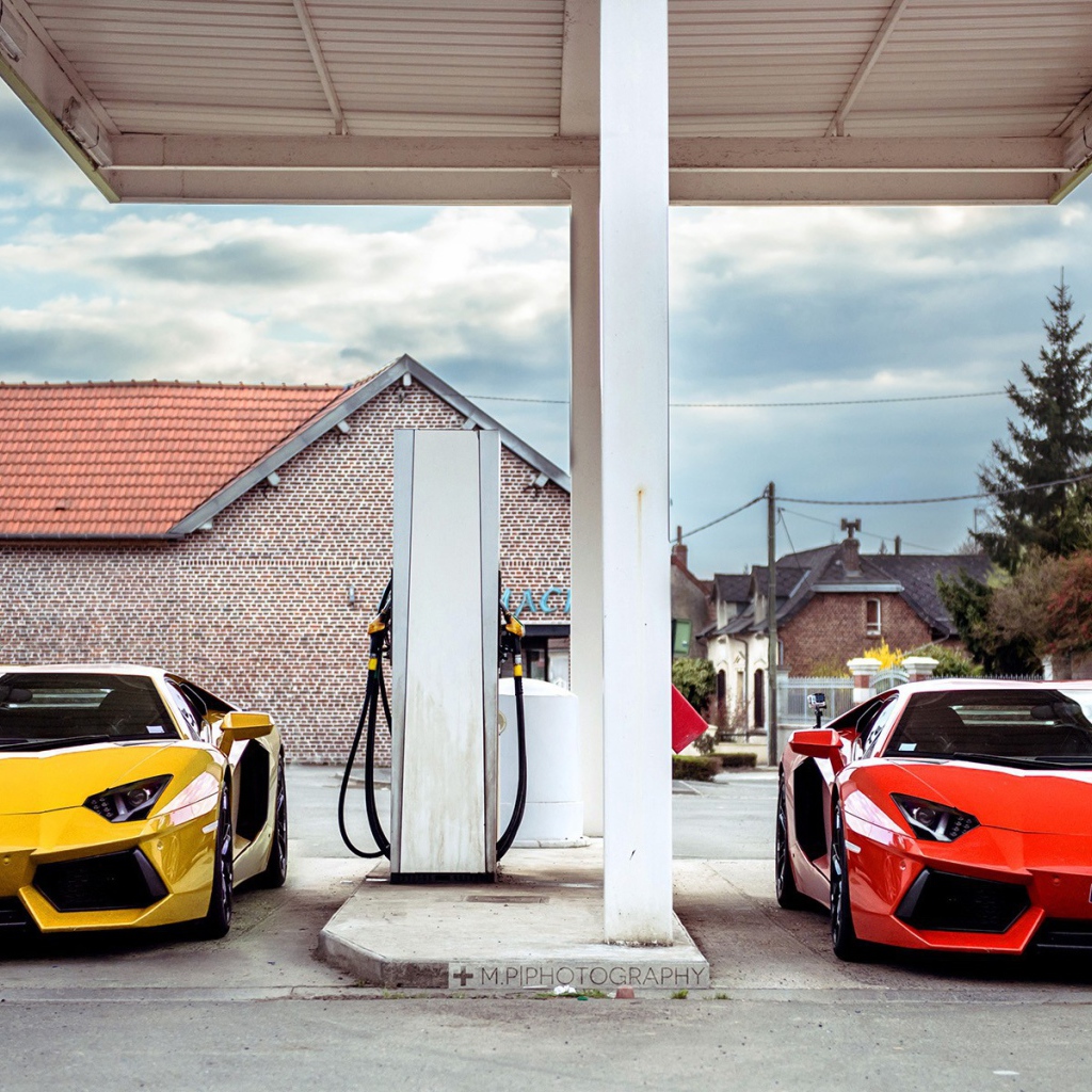 Два спорткара