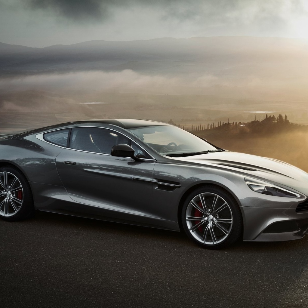 Aston Martin у туманной долины