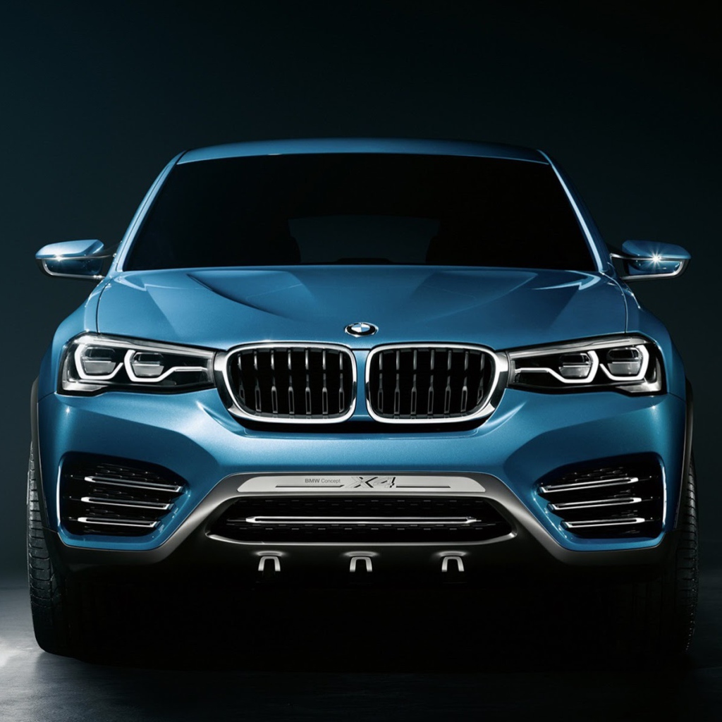 BMW X4 кроссовер на темном фоне