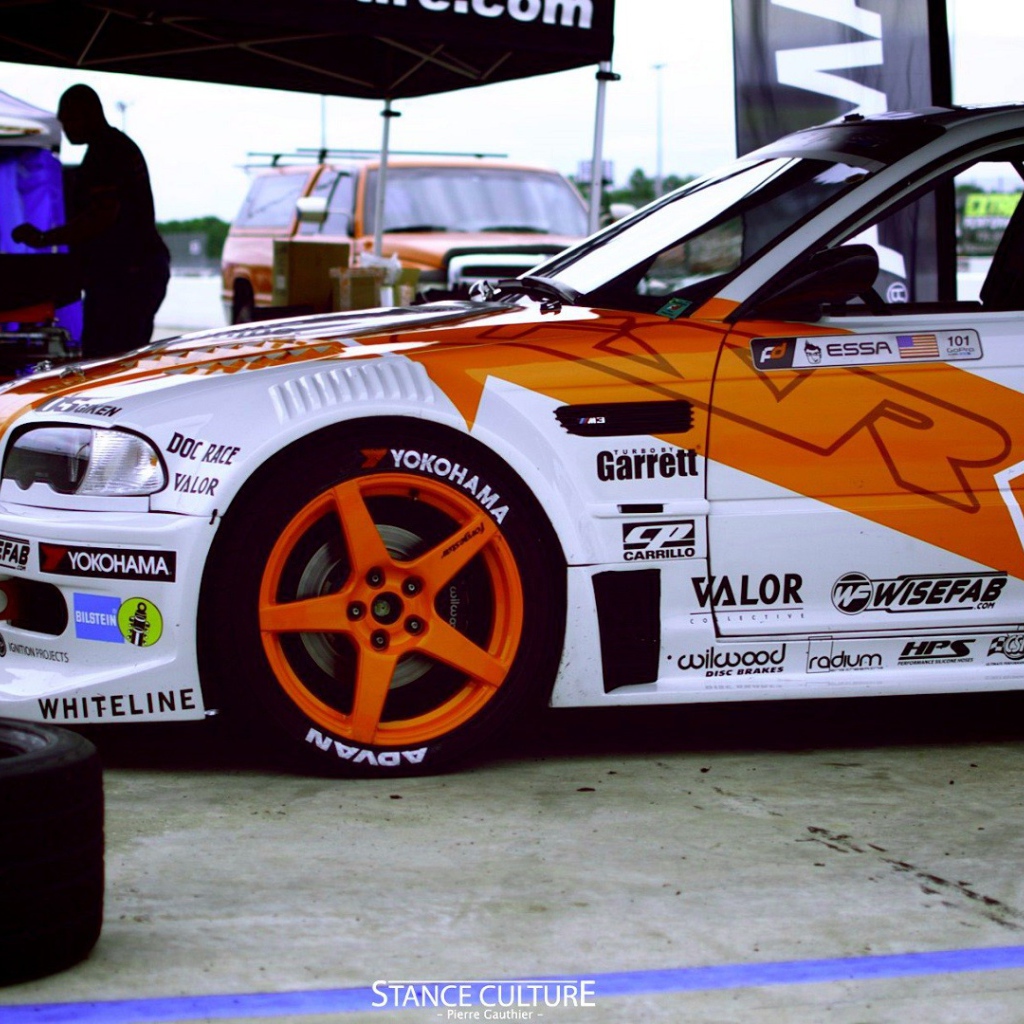 Автомобиль BMW готовится к гонкам