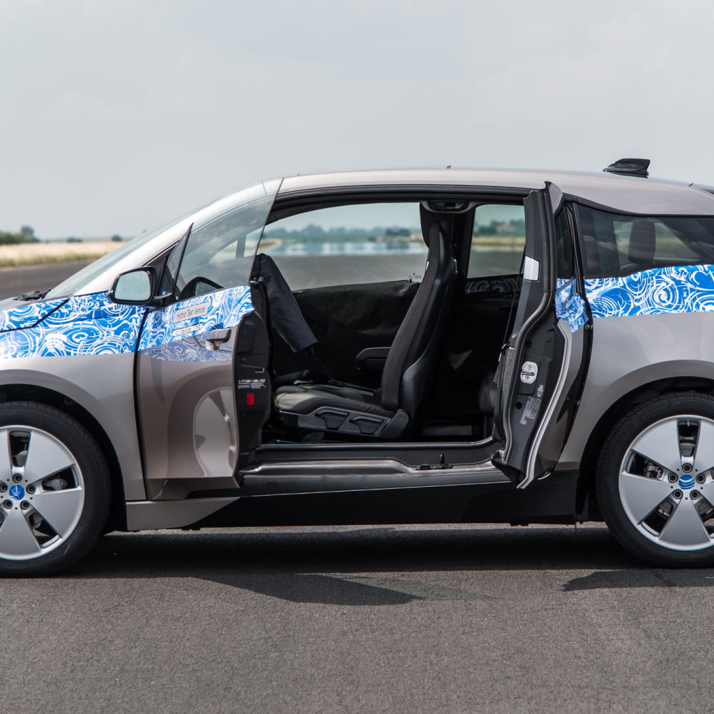 Прототип BMW i3 с открытыми дверями