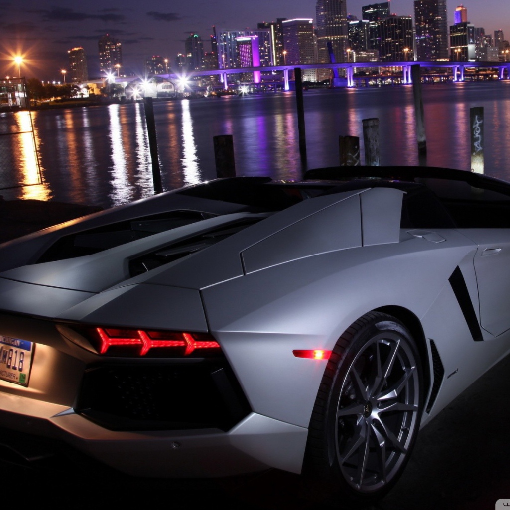 Ламборджини на берегу моря