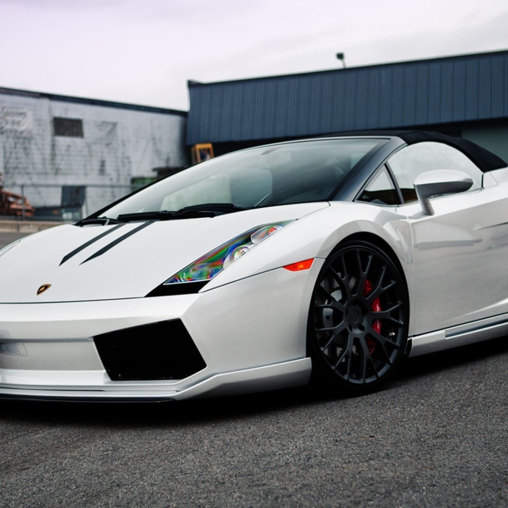 Белый автомобиль Ламборджини