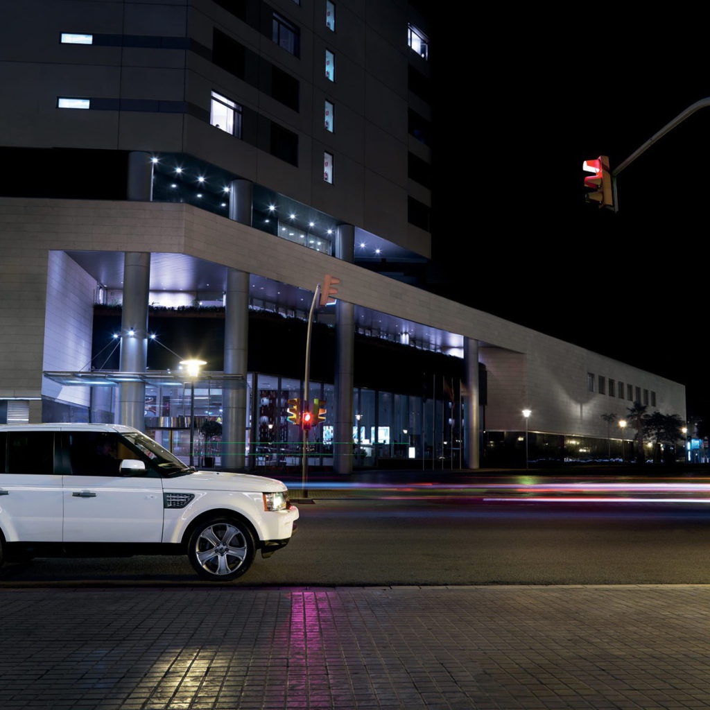 Land Rover у светофора