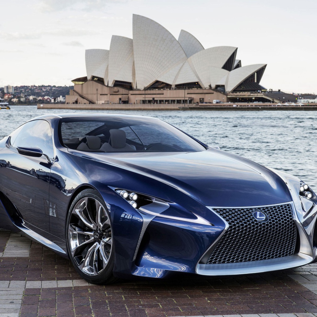 Синий Лексус у воды