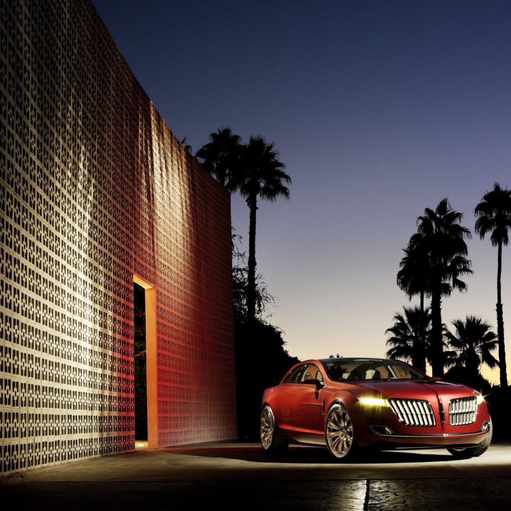 Автомобиль Линкольн в вечернем свете