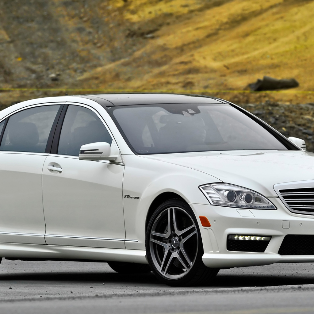 Белый Mercedes-Benz S65 AMG в парке
