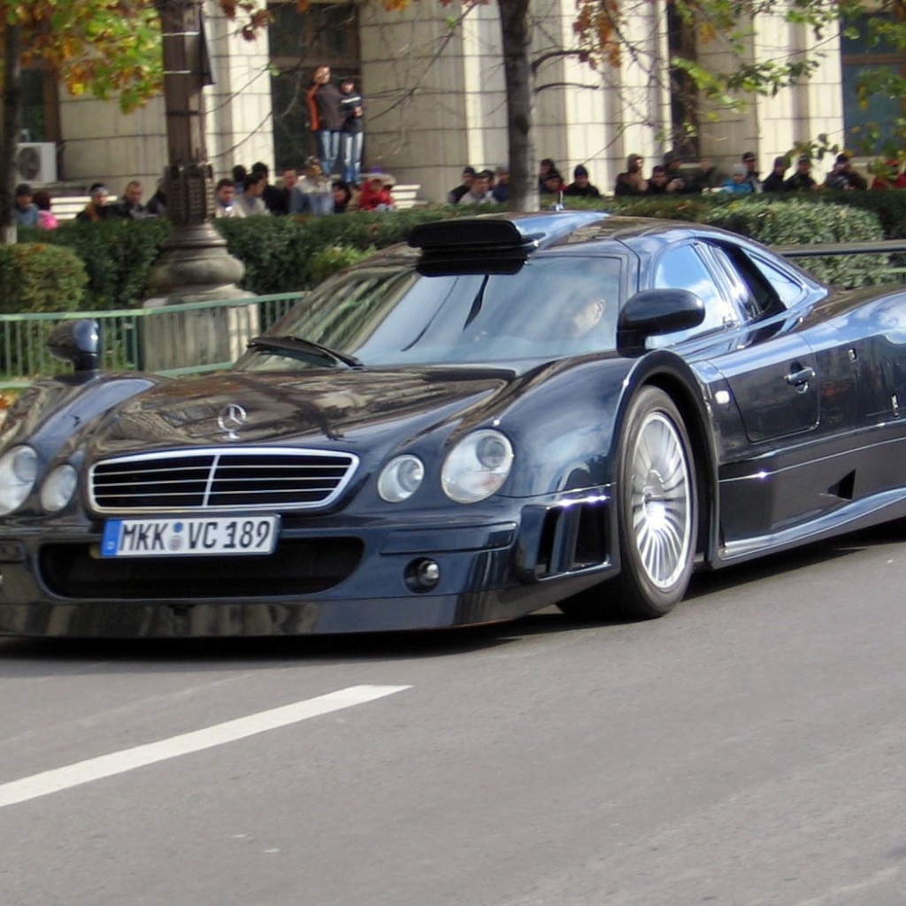 Мерседес-бенц гонка по улице города