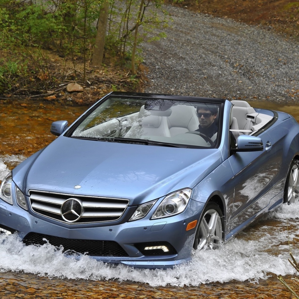 Мерседес едет через реку