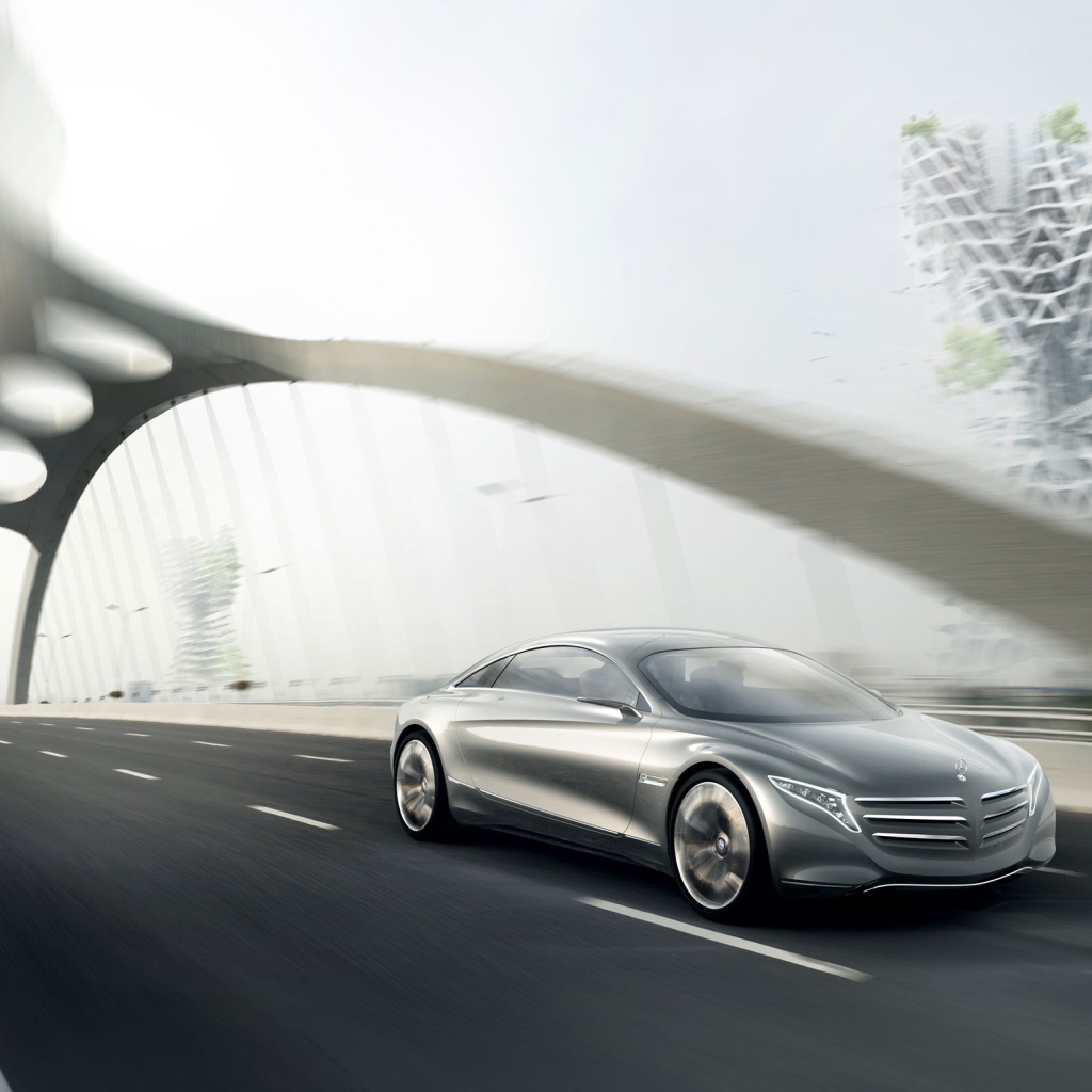 Мерседес едет по мосту