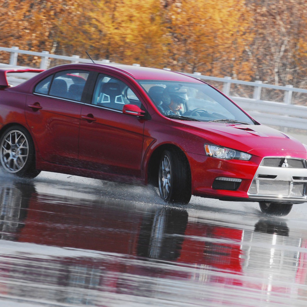 Митсубиси на мокрой дороге