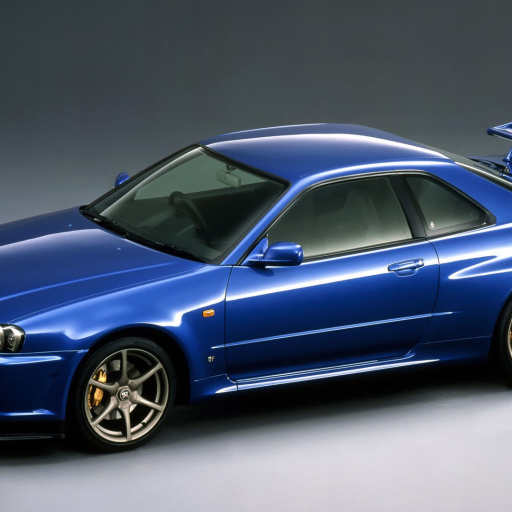 Голубой Ниссан GT-R