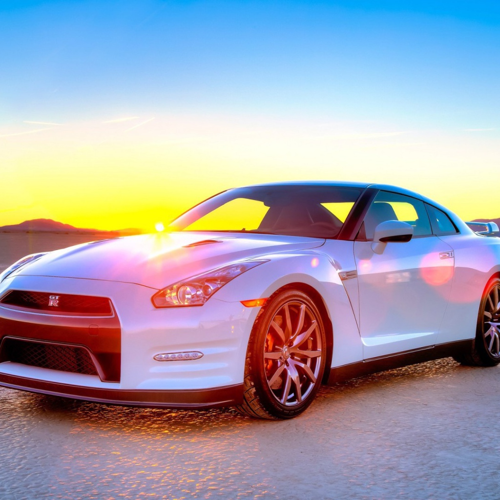 Белый Ниссан на закате