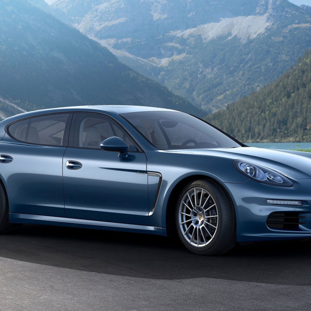 Синий Porsche Panamera Turbo S 2014 на дороге