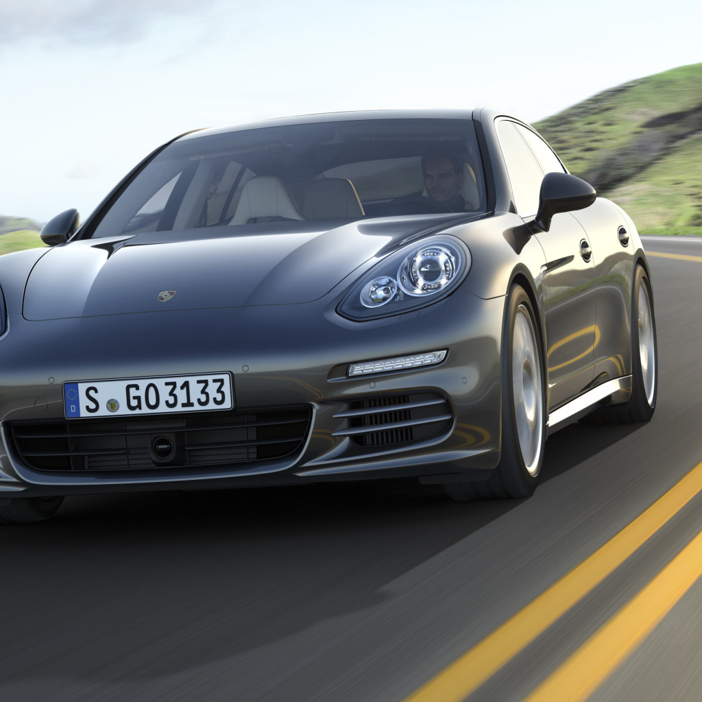Porsche Panamera Turbo S 2014 на шоссе