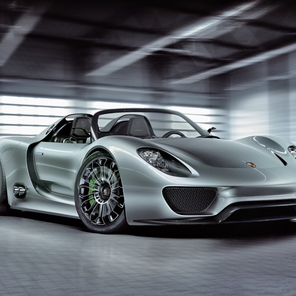 Серебристый Porsche 918 Spyder