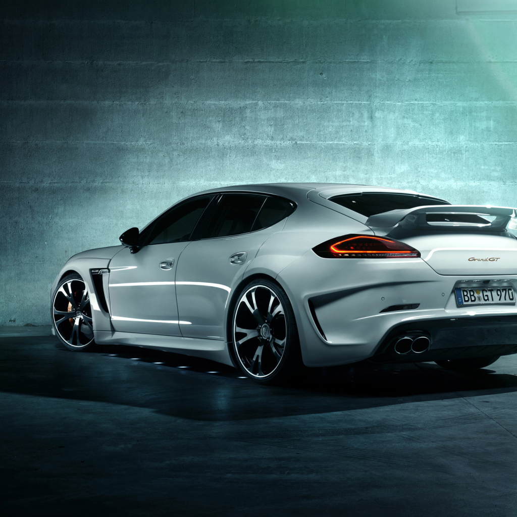 Белый Porsche Panamera Turbo S 2014 года в гараже