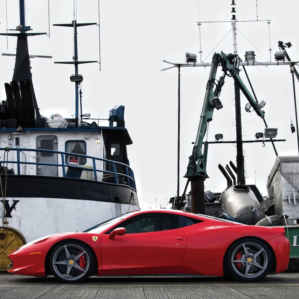 Красный автомобиль на пристани