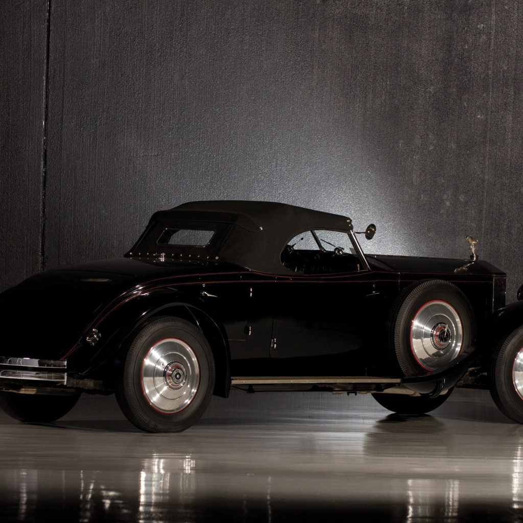 Черный ретро Роллс Ройс