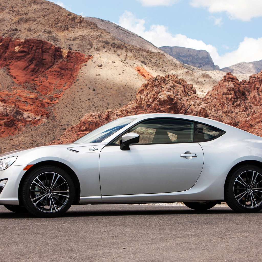 Белая Toyota scion