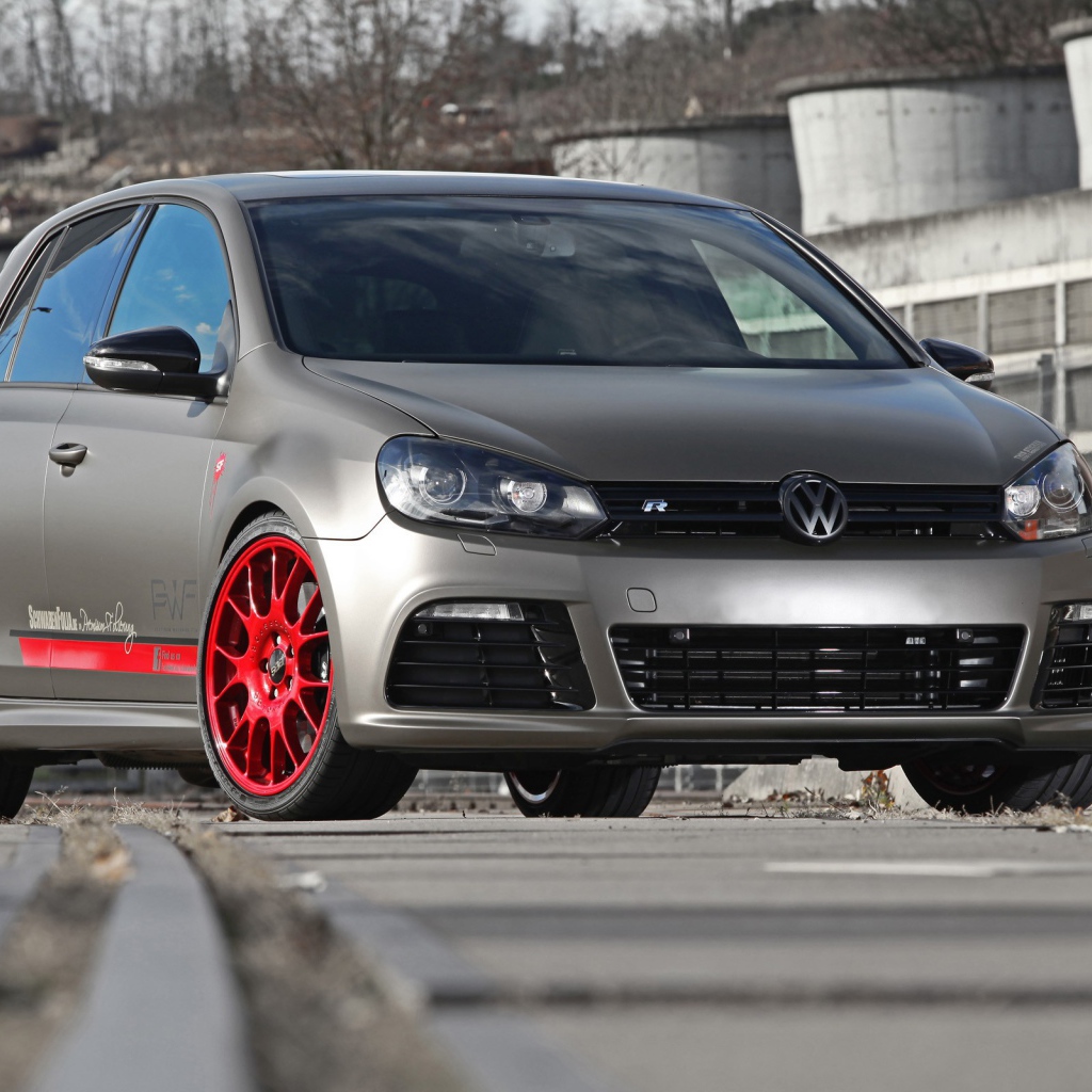 Фольксваген Гольф на стоянке